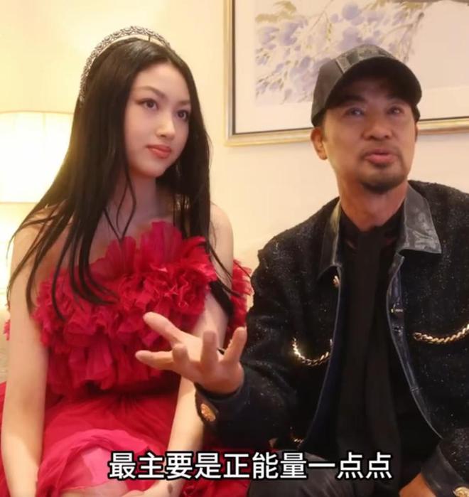 女儿被评为最美星二代他的回应让人敬佩龙8国际龙8网站任达华带女儿出席舞会