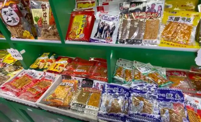 叫停的网红零食既是三无又有致癌风险龙8国际唯一别买也别吃！被人民日报(图2)