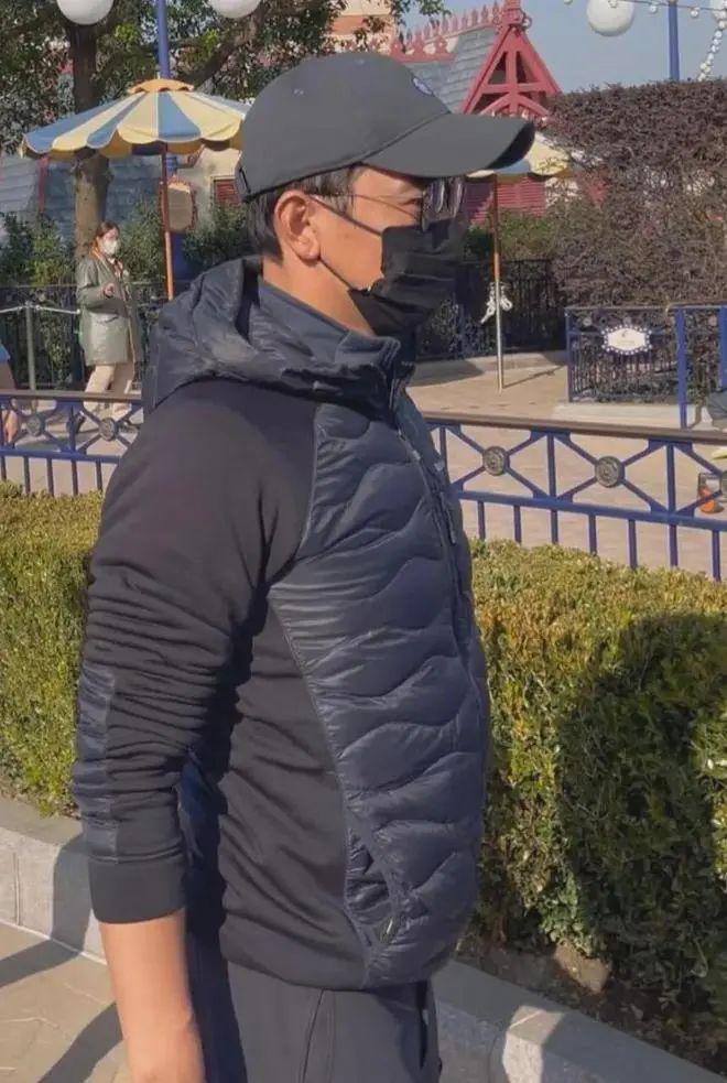 女方把奢牌穿成土甜风罗晋身材发福像大爷头号玩家龙八国际网址唐嫣夫妇带娃逛乐园(图3)