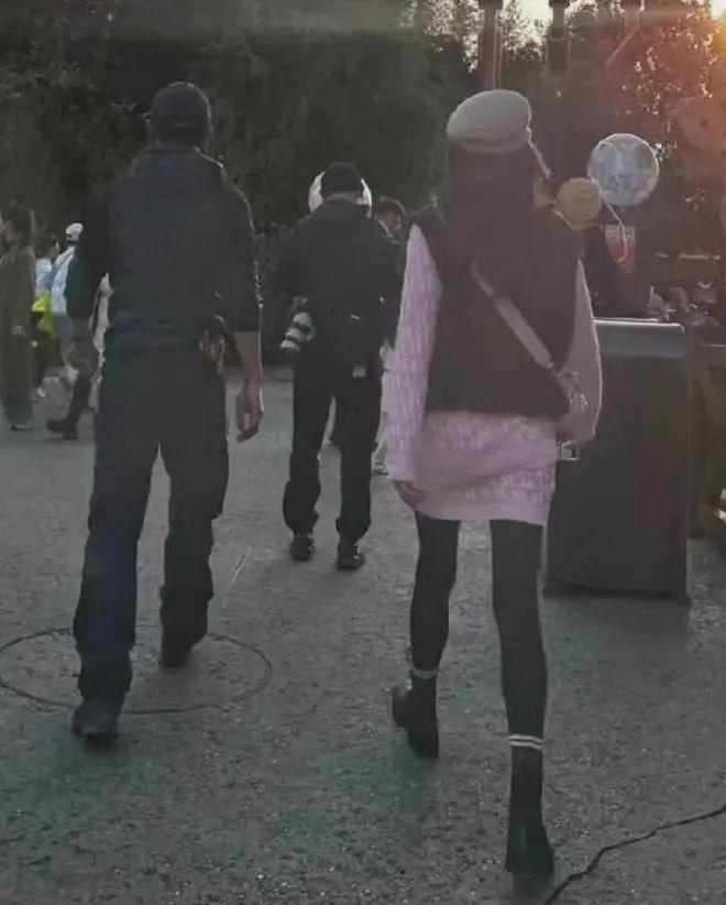女方把奢牌穿成土甜风罗晋身材发福像大爷头号玩家龙八国际网址唐嫣夫妇带娃逛乐园(图5)