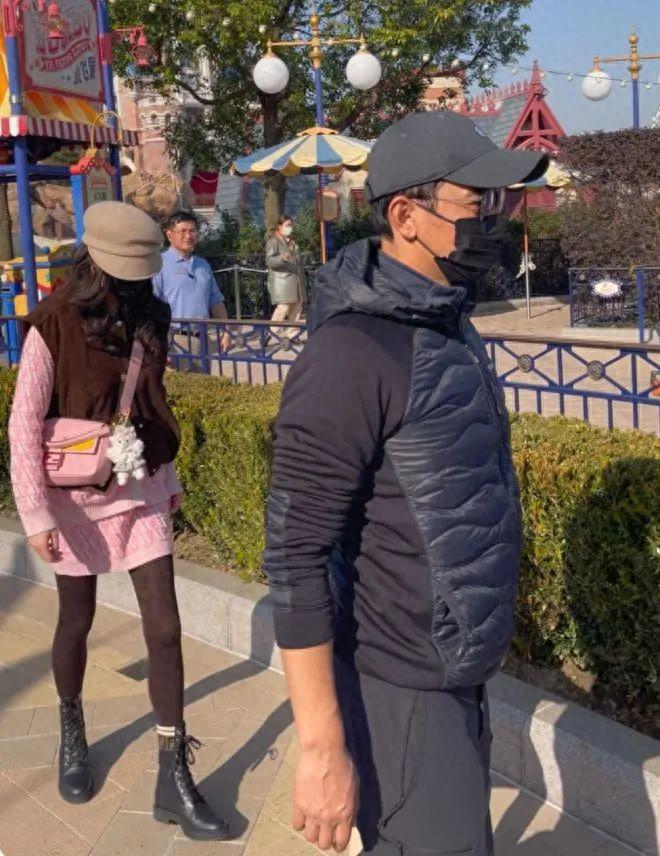 女方把奢牌穿成土甜风罗晋身材发福像大爷头号玩家龙八国际网址唐嫣夫妇带娃逛乐园(图6)