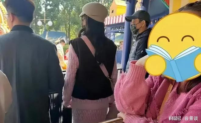 迪士尼玩耍一家三口颜值爆表太幸福了龙8游戏网址唐嫣和罗晋带4岁女儿在(图3)