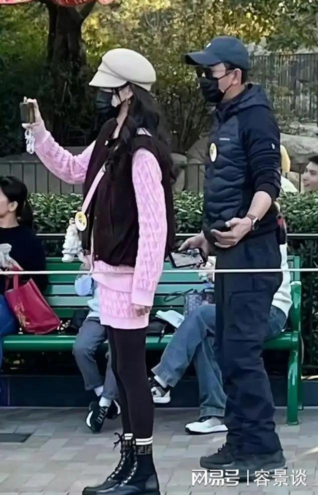 迪士尼玩耍一家三口颜值爆表太幸福了龙8游戏网址唐嫣和罗晋带4岁女儿在(图5)