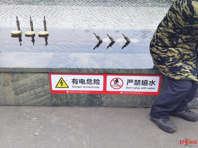 喂口香糖……春节出游这样的行为煞风景龙8游戏网址人为破坏碑刻、向鸽群投(图1)