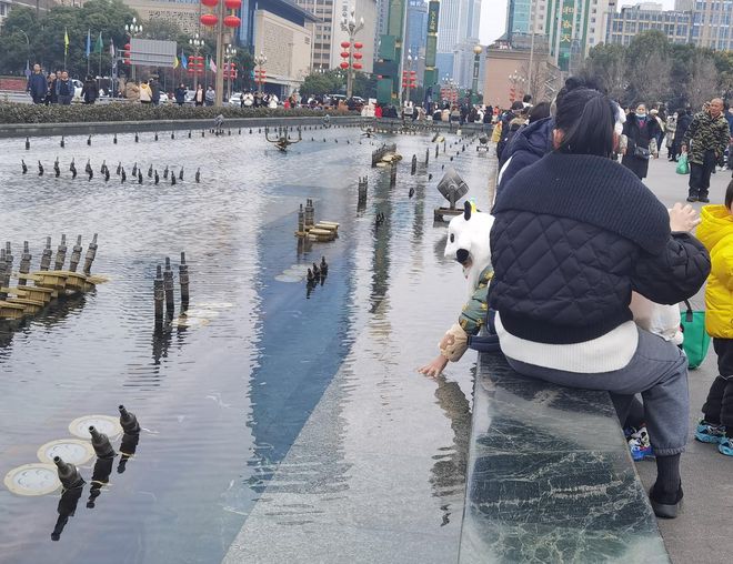 喂口香糖……春节出游这样的行为煞风景龙8游戏网址人为破坏碑刻、向鸽群投(图3)
