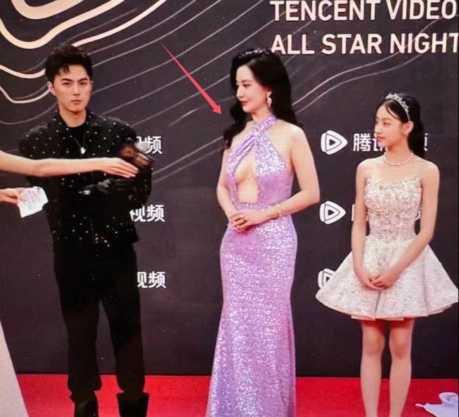 唐嫣高定黑裙却被压轴的赵丽颖抢镜龙8体育澳门这天：张萌开胸礼服(图22)